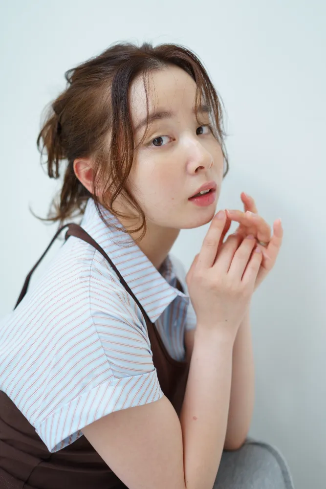 スタイル写真撮影、アップスタイルのヘアスタイル写真、指先を頬に添えたカット