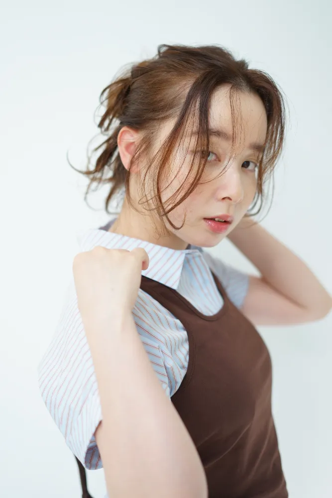 美容室モデル撮影、アップスタイルのヘアスタイル写真、肩に手を添えたポーズ