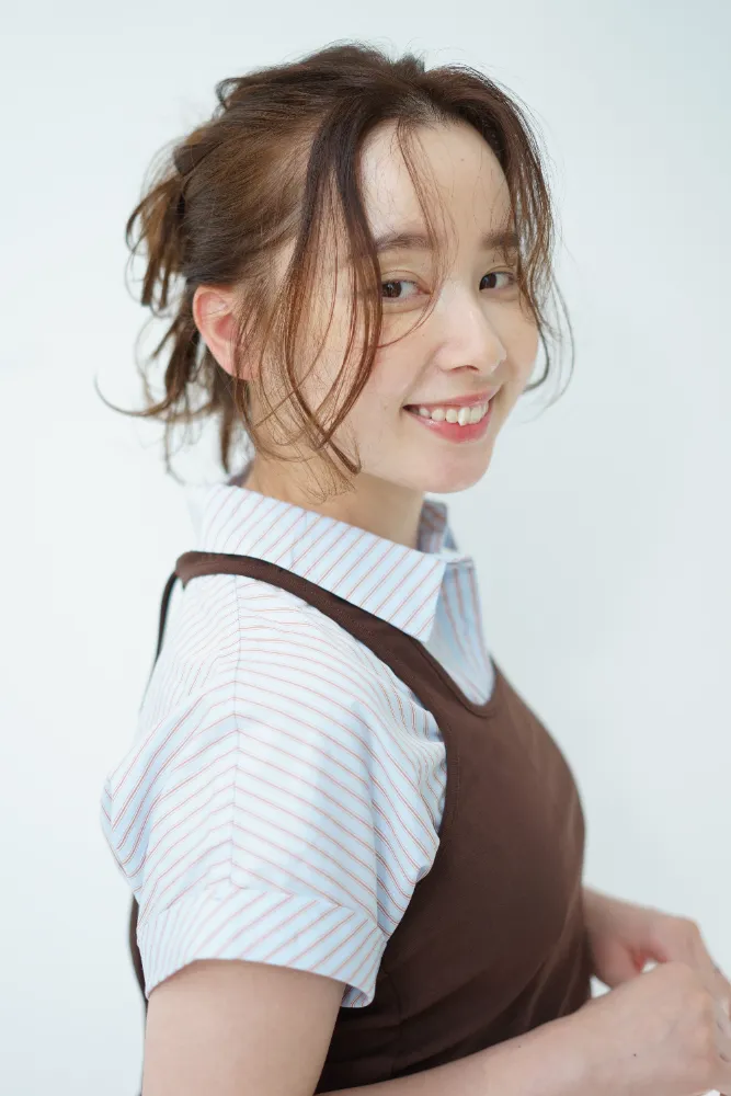 美容室モデル撮影、アップスタイルのヘアスタイル写真、振り返り笑顔のカット